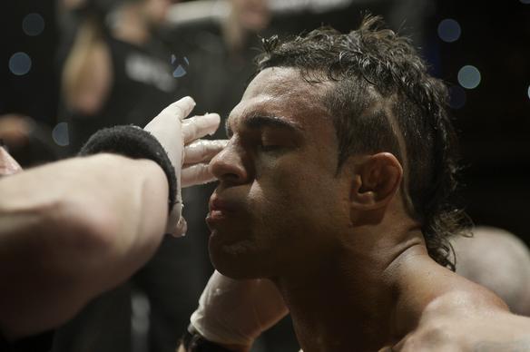 Na luta principal do UFC Fight Night 32, em Goiânia, Vitor Belfort detona Henderson em apenas 1min17 e se credencia a disputar cinturão dos médios