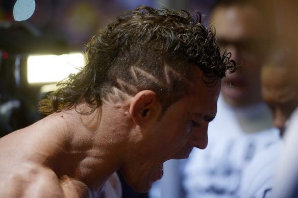 Na luta principal do UFC Fight Night 32, em Goiânia, Vitor Belfort detona Henderson em apenas 1min17 e se credencia a disputar cinturão dos médios