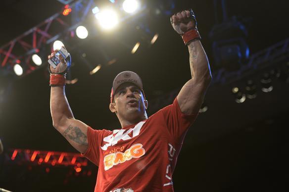 Na luta principal do UFC Fight Night 32, em Goiânia, Vitor Belfort detona Henderson em apenas 1min17 e se credencia a disputar cinturão dos médios