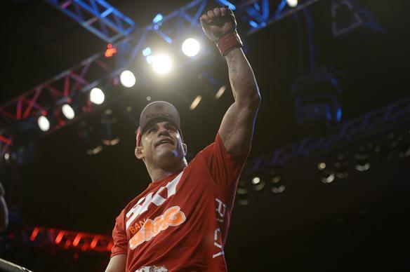 Na luta principal do UFC Fight Night 32, em Goiânia, Vitor Belfort detona Henderson em apenas 1min17 e se credencia a disputar cinturão dos médios