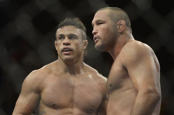 Na luta principal do UFC Fight Night 32, em Goiânia, Vitor Belfort detona Henderson em apenas 1min17 e se credencia a disputar cinturão dos médios