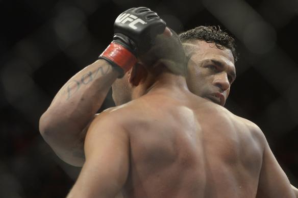 Na luta principal do UFC Fight Night 32, em Goiânia, Vitor Belfort detona Henderson em apenas 1min17 e se credencia a disputar cinturão dos médios