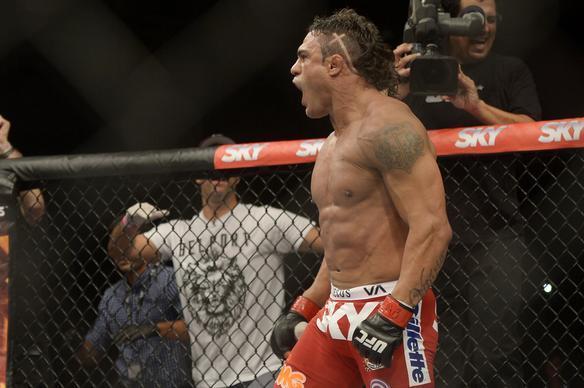 Na luta principal do UFC Fight Night 32, em Goiânia, Vitor Belfort detona Henderson em apenas 1min17 e se credencia a disputar cinturão dos médios
