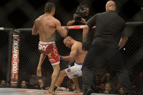 Na luta principal do UFC Fight Night 32, em Goiânia, Vitor Belfort detona Henderson em apenas 1min17 e se credencia a disputar cinturão dos médios