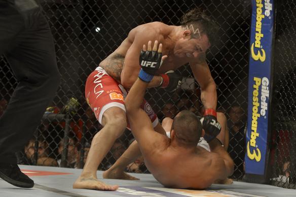 Na luta principal do UFC Fight Night 32, em Goiânia, Vitor Belfort detona Henderson em apenas 1min17 e se credencia a disputar cinturão dos médios