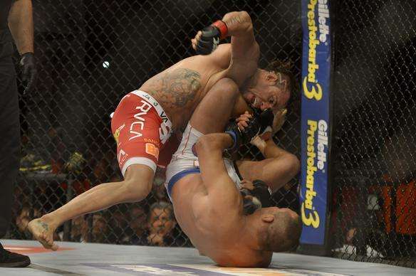 Na luta principal do UFC Fight Night 32, em Goiânia, Vitor Belfort detona Henderson em apenas 1min17 e se credencia a disputar cinturão dos médios