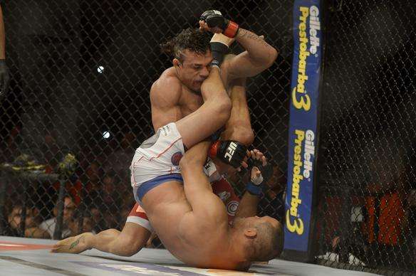 Na luta principal do UFC Fight Night 32, em Goiânia, Vitor Belfort detona Henderson em apenas 1min17 e se credencia a disputar cinturão dos médios