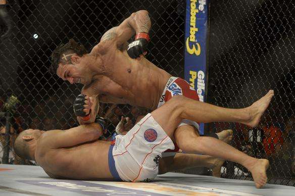 Na luta principal do UFC Fight Night 32, em Goiânia, Vitor Belfort detona Henderson em apenas 1min17 e se credencia a disputar cinturão dos médios