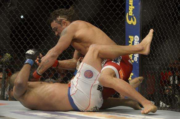 Na luta principal do UFC Fight Night 32, em Goiânia, Vitor Belfort detona Henderson em apenas 1min17 e se credencia a disputar cinturão dos médios