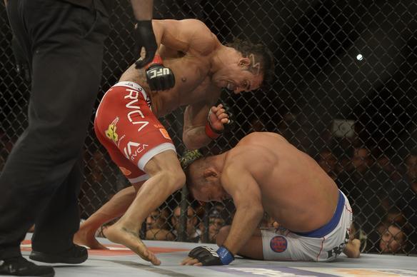 Na luta principal do UFC Fight Night 32, em Goiânia, Vitor Belfort detona Henderson em apenas 1min17 e se credencia a disputar cinturão dos médios