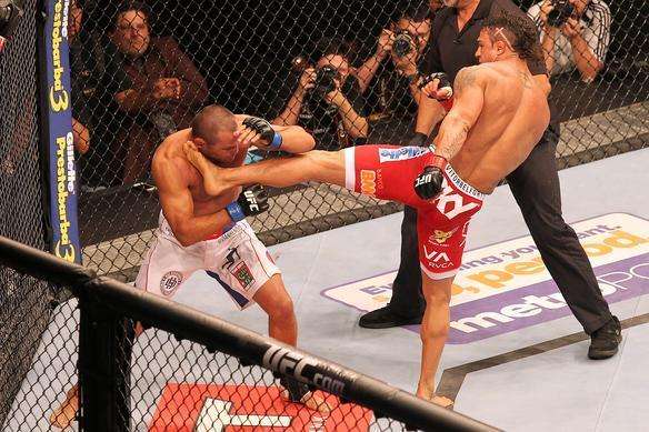 Na luta principal do UFC Fight Night 32, em Goiânia, Vitor Belfort detona Henderson em apenas 1min17 e se credencia a disputar cinturão dos médios