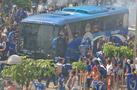 Torcida do Cruzeiro faz festa para recepcionar nibus do time no Mineiro