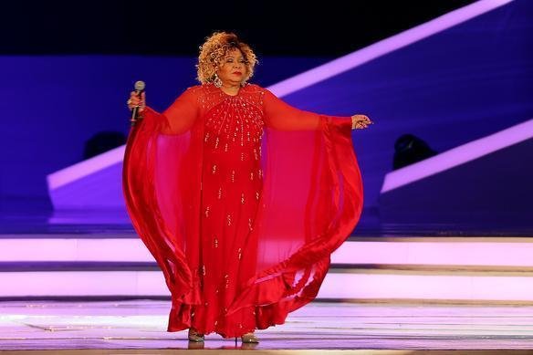Alcione canta no palco do sorteio