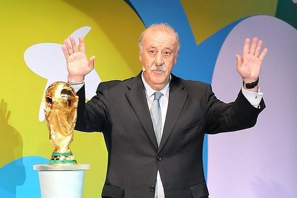 Taa Copa do Mundo  entregue pelo tcnico atual campeo, Vicente del Bosque 