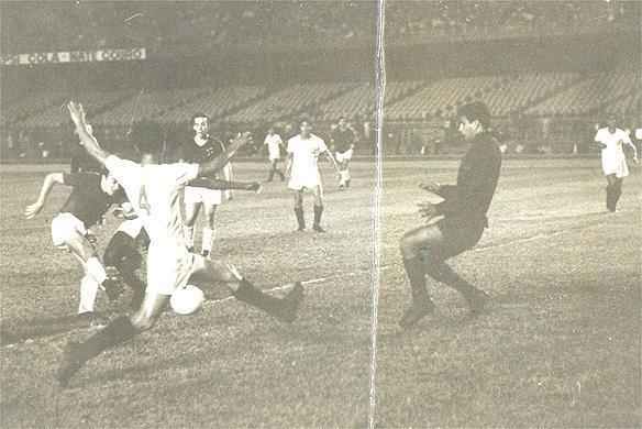 Em 1967, o Cruzeiro disputou sua primeira Libertadores. Em 12 jogos, venceu nove, empatou um e perdeu dois. Foi eliminado no quadrangular semifinal contra Pearol e Nacional, depois de vencer duas e perder duas partidas. Na foto, a partida contra o Universitrio-PER, vencida por 4 a 1, pela primeira fase.