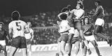Em 1977, o Cruzeiro foi vice-campeo. Depois de vencer o Boca Juniors na final no Mineiro por 1 a 0 (foto) e perder em La Bombonera pelo mesmo placar, o ttulo foi decidido em Montevidu. O clube celeste acabou desperdiando a ltima cobrana e perdeu nos pnaltis por 5 a 4.