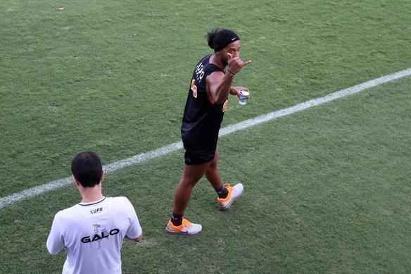 No fim de setembro, Ronaldinho sofreu grave leso na coxa esquerda e viu ameaada sua participao no Mundial de Clubes. Foram mais de dois meses de tratamento intensivo.