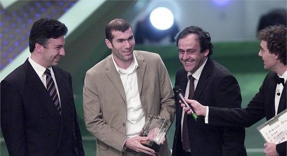 Todas as premiaes de melhor jogador do mundo da Fifa - Um nmero recorde de 150 treinadores de selees do mundo todo elegeu Zinedine Zidane como o melhor jogador de 2000,  frente do portugus Luis Figo e do brasileiro Rivaldo