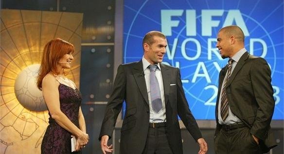 Todas as premiaes de melhor jogador do mundo da Fifa - Aps triunfos em 1998 e 2000, Zinedine Zidane terminou com 264 pontos para conquistar o seu terceiro prmio de Jogador do Ano da FIFA, em 2003, bem  frente do conterrneo Thierry Henry, com 186, e do atacante brasileiro Ronaldo, com 176