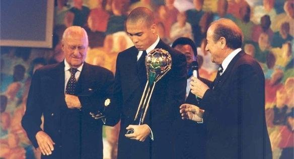Todas as premiaes de melhor jogador do mundo da Fifa - Depois de ganhar o cobiado prmio de Jogador do Ano da FIFA 1996, Ronaldo se tornou o primeiro atleta a repetir o feito. Ronaldo somou 480 pontos, nada menos do que 415 a mais do que seu adversrio mais prximo, o tambm brasileiro Roberto Carlos