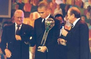 Todas as premiaes de melhor jogador do mundo da Fifa - Depois de ganhar o cobiado prmio de Jogador do Ano da FIFA 1996, Ronaldo se tornou o primeiro atleta a repetir o feito. Ronaldo somou 480 pontos, nada menos do que 415 a mais do que seu adversrio mais prximo, o tambm brasileiro Roberto Carlos