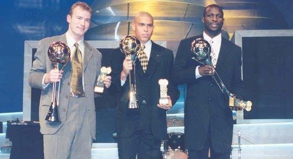 Todas as premiaes de melhor jogador do mundo da Fifa - Em terceiro lugar, ficou Alan Shearer, capito da seleo da Inglaterra. A segunda posio foi para o vencedor do ano passado, o liberiano George Weah. Assim, o Jogador do Ano da FIFA 1996 no poderia ser ningum menos do que Ronaldo