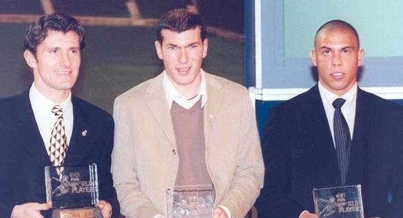 Todas as premiaes de melhor jogador do mundo da Fifa - Aps duas vitrias consecutivas de Ronaldo, a coroa de melhor jogador do mundo passou s mos de um novo rei: Zinedine Zidane. O francs venceu com folga a votao de 1998, superando o brasileiro e o croata Davor Suker na escolha dos treinadores das equipes nacionais das federaes filiadas  FIFA