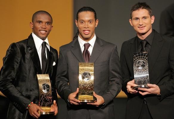 Todas as premiaes de melhor jogador do mundo da Fifa - Pelo segundo ano consecutivo, a cerimnia de gala do Jogador do Ano da FIFA teve como grande premiado Ronaldinho Gacho. Em 2005, o meia-atacante superou Frank Lampard e Samuel Eto'o
