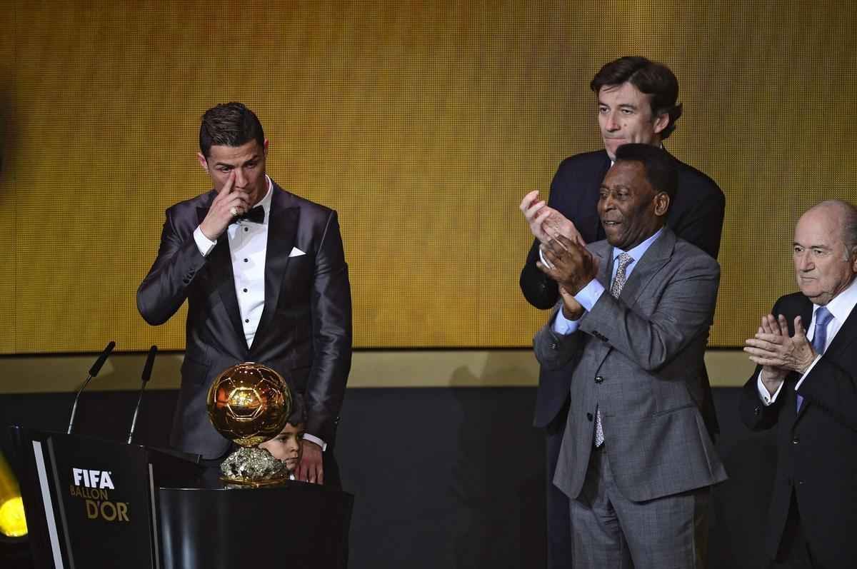 Todas as premiaes de melhor jogador do mundo da Fifa - Cristiano Ronaldo foi eleito o melhor jogador do mundo de 2013, desbancando o quinto ttulo seguido de Messi. Franck Ribry ficou em terceiro. O portugus chorou ao ser anunciado