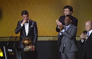 Todas as premiaes de melhor jogador do mundo da Fifa - Cristiano Ronaldo foi eleito o melhor jogador do mundo de 2013, desbancando o quinto ttulo seguido de Messi. Franck Ribry ficou em terceiro. O portugus chorou ao ser anunciado