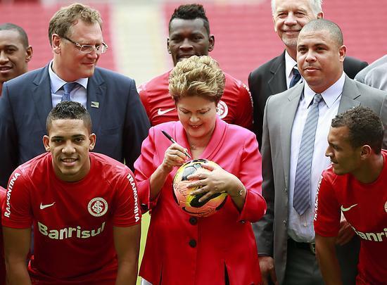 Presidente  Dilma Rousseff participa da inaugurao oficial do novo Beira-Rio, com autoridades e jogadores do Internacional 
