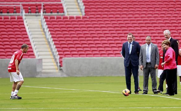 Presidente  Dilma Rousseff participa da inaugurao oficial do novo Beira-Rio, com autoridades e jogadores do Internacional 
