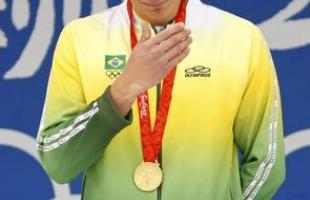 Imagens das conquistas olmpicas de Cesar Cielo, nadador do Minas - Tambm em Pequim, Cesar Cielo fez histria. O paulista foi o primeiro nadador brasileiro a conquistar uma medalha de ouro em Jogos Olmpicos. Com o tempo de 21s30, Cielo conquistou o primeiro ouro do Brasil nos jogos de 2008