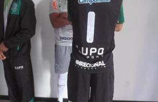 O Amrica lanou, nesta quarta-feira, a linha de uniformes do clube para a temporada 2014. Obina, Junior Nego e Leandro Guerreiro apresentaram os principais modelos.