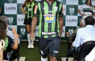O Amrica lanou, nesta quarta-feira, a linha de uniformes do clube para a temporada 2014. Obina, Junior Nego e Leandro Guerreiro apresentaram os principais modelos.