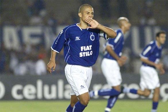 Em 2003, Cruzeiro foi campeo brasileiro com um uniforme em que o escudo 'sustentava' duas tacinhas da Libertadores