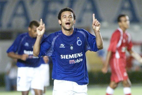 Camisa de 2004 tinha o escudo da CBF, em aluso aos ttulos da Copa do Brasil e do Brasileiro do ano anterior