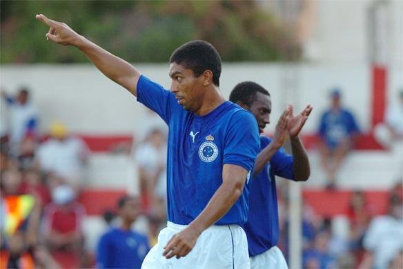 Puma estreou no Cruzeiro em 2006, com o escudo fechado em uma camisa sem patrocinador