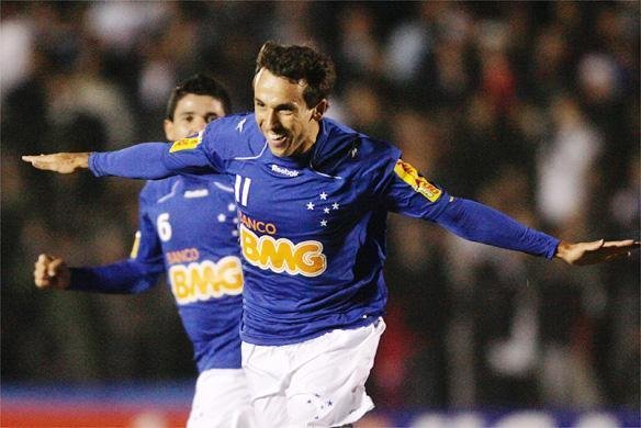 Camisa de 2010 ficou marcada pelos patrocnios coloridos, na frente e na manga da camisa