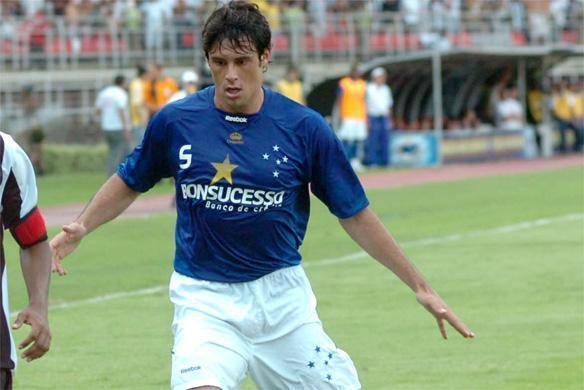 Camisa de 2009 caiu no gosto da torcida e quase foi eternizada com a conquista da Libertadores. Foi a primeira da Reebok no Cruzeiro.