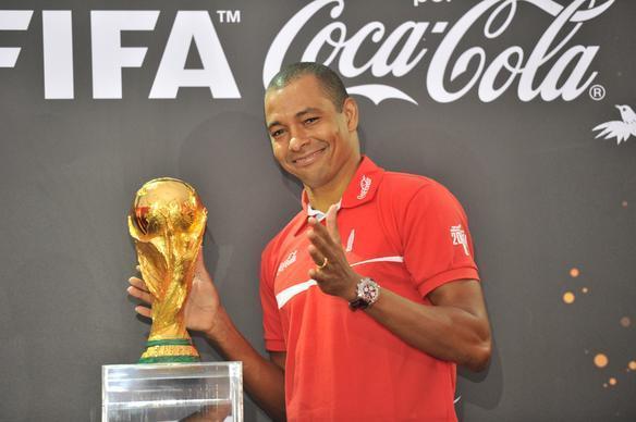 Por ser campeo mundial, Gilberto Silva  um dos privilegiados em tocar a taa da Copa do Mundo
