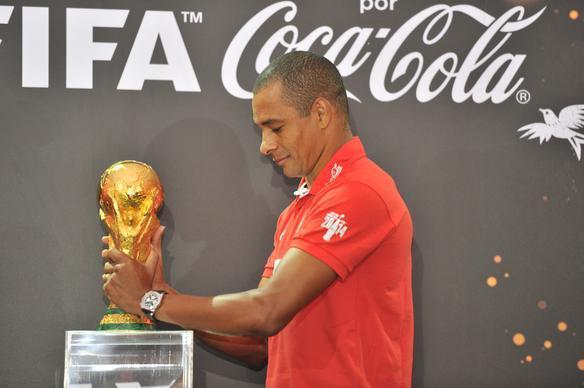 Por ser campeo mundial, Gilberto Silva  um dos privilegiados em tocar a taa da Copa do Mundo