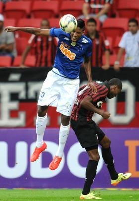 Cruzeiro venceu Atltico-PR de virada, por 3 a 2, e fez festa da torcida em Braslia