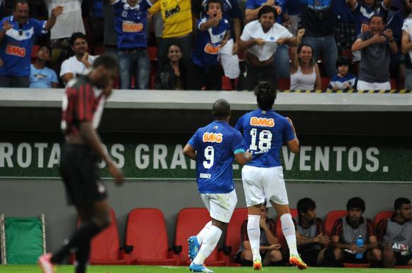 Cruzeiro venceu Atltico-PR de virada, por 3 a 2, e fez festa da torcida em Braslia