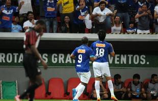 Cruzeiro venceu Atltico-PR de virada, por 3 a 2, e fez festa da torcida em Braslia