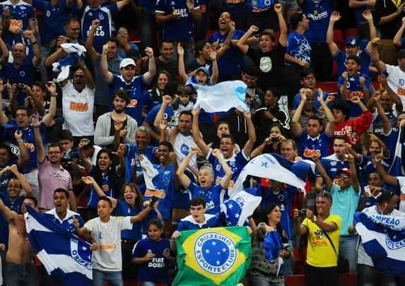 Cruzeiro venceu Atltico-PR de virada, por 3 a 2, e fez festa da torcida em Braslia