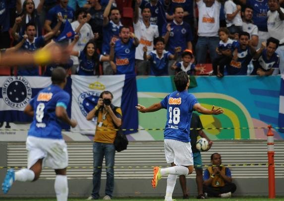 Cruzeiro venceu Atltico-PR de virada, por 3 a 2, e fez festa da torcida em Braslia