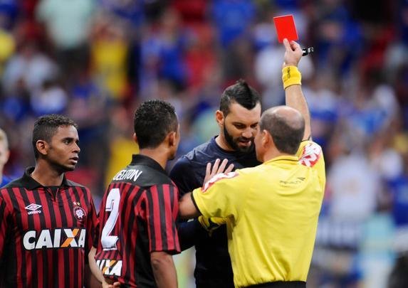 Cruzeiro venceu Atltico-PR de virada, por 3 a 2, e fez festa da torcida em Braslia