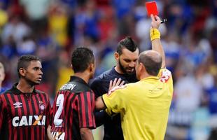 Cruzeiro venceu Atltico-PR de virada, por 3 a 2, e fez festa da torcida em Braslia