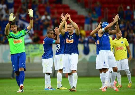 Cruzeiro venceu Atltico-PR de virada, por 3 a 2, e fez festa da torcida em Braslia